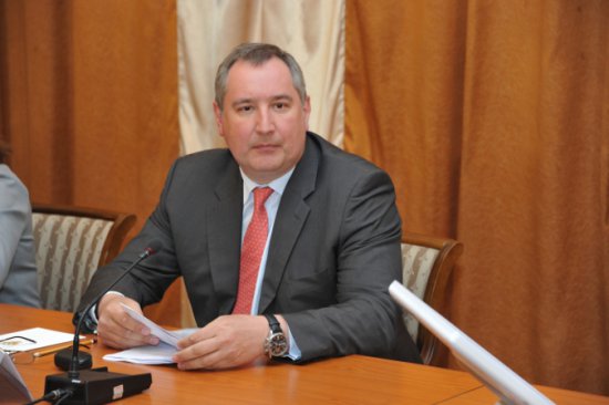 Вице-премьер России Дмитрий Рогозин предложил Белому дому поговорить с Веркой Сердючкой.